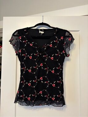 Wrapper Black Short Sleeve Floral Embroidered V-Neck Top